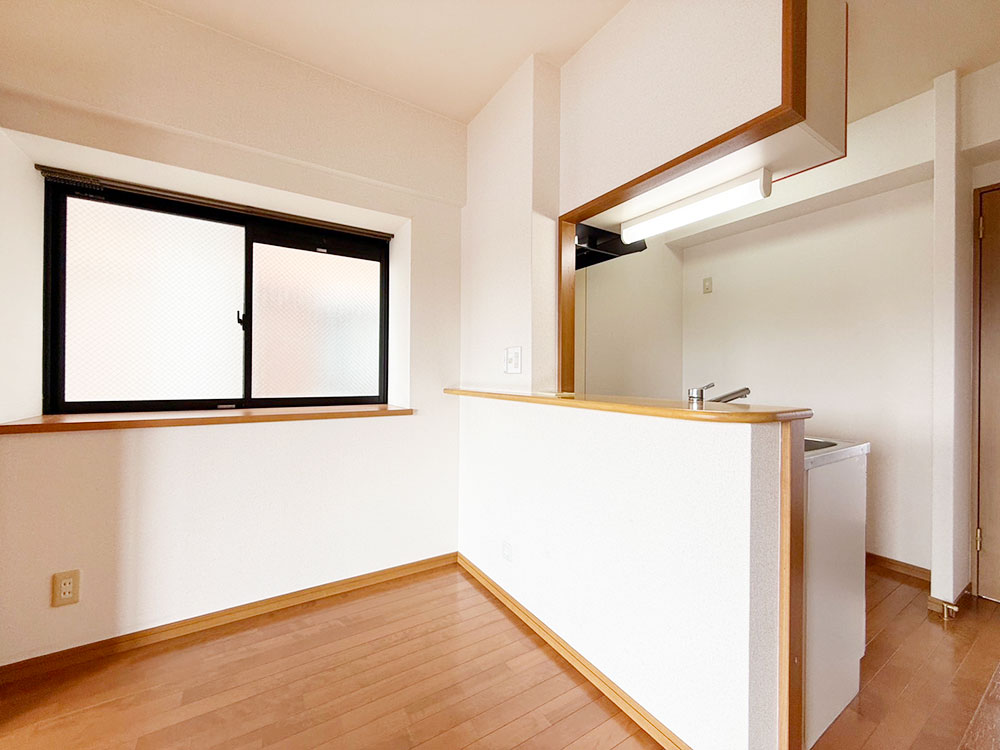 出窓、キッチンカウンター付きLDK