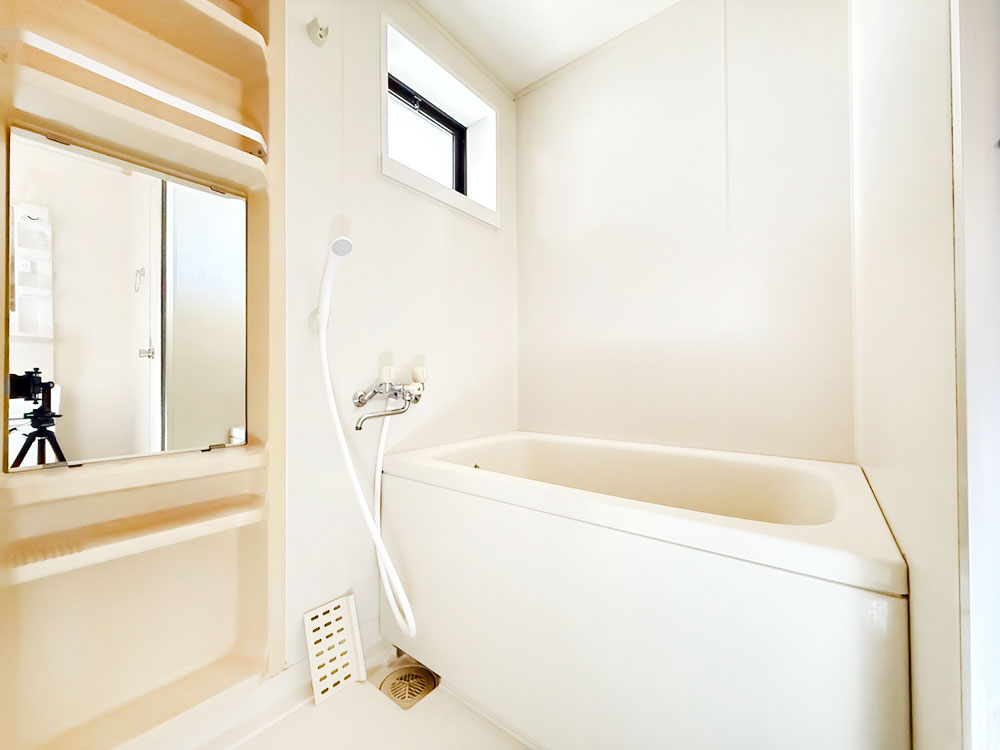浴室 大きめの鏡と小物棚、窓もあります