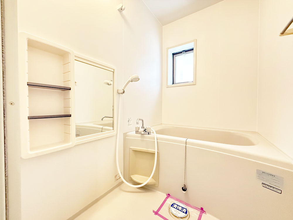 浴室 小物棚と窓が付いてます