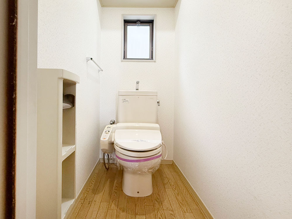 トイレ 小窓と小物棚も付いて便利です