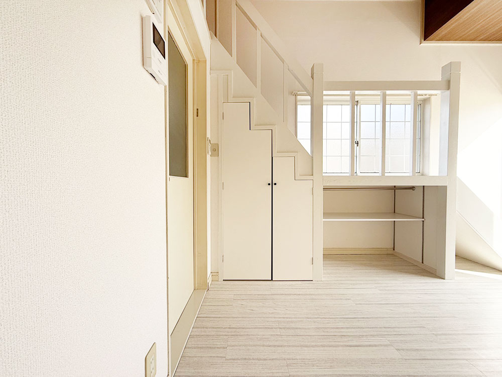 階段下が収納になります。