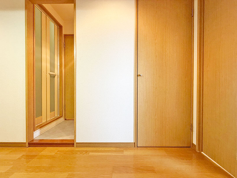 日用品や掃除機もすっきり片付く多目的収納