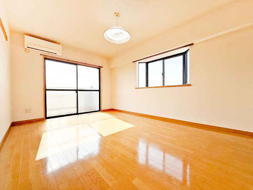 角部屋ならではの二面採光で明るい室内