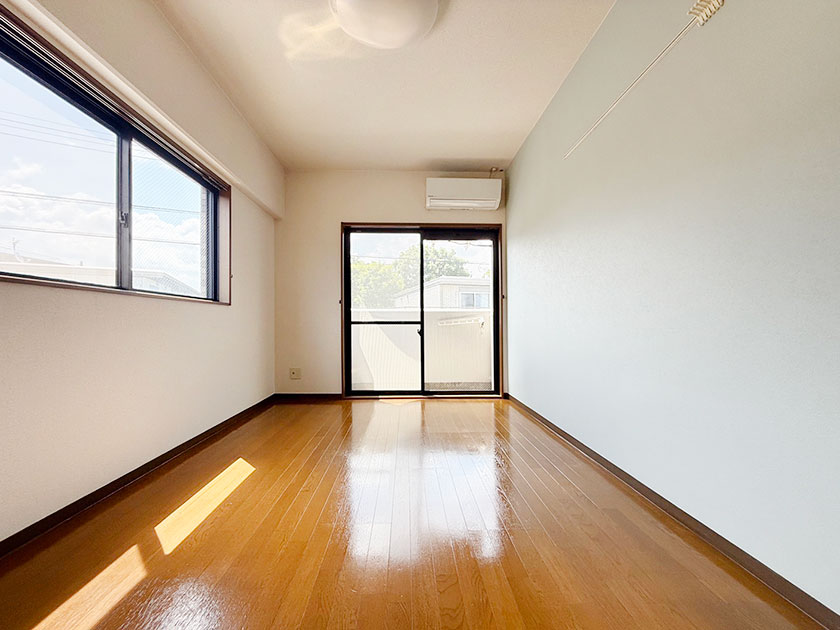 居室 角部屋で窓が2面で明るい部屋です。